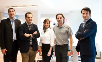 En la derecha, Josep Bou con el equipo de OIGAA 360° Barcelona